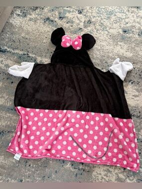 Kids Minnie Mouse Hooded Character Blanket- best for ages up to 6/7